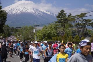 富士山をバックに走るランナーたちの写真