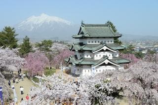 The castle tower of Hirosaki-jo Castle and Mount Iwaki