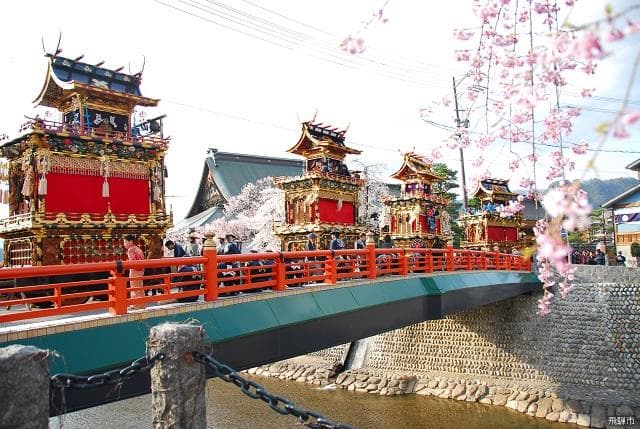 飛騨古川祭「屋台曳き揃え」