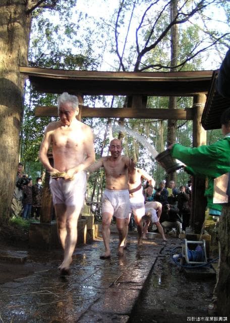 A naked boy who cleans himself