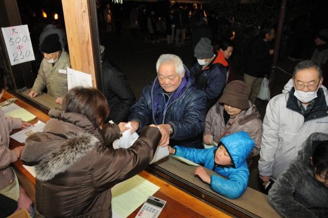 とがらしごぼうを求めて並ぶ参拝客