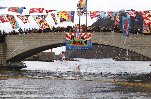 日向 水中綱引き
