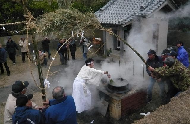 厳島神社の湯立神事