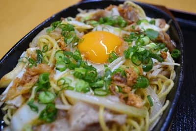 鉄板で提供するお店も