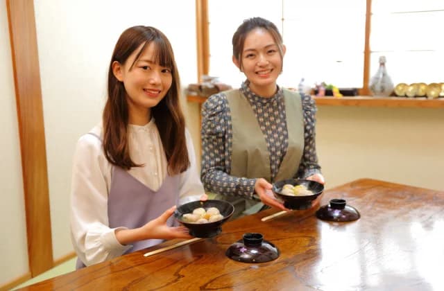 芋煮を食べる女性