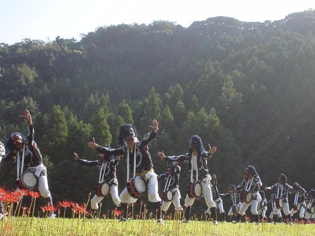 古湯堤土手奉納「浅浦面浮立」