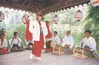 Onne and shrine maiden dance