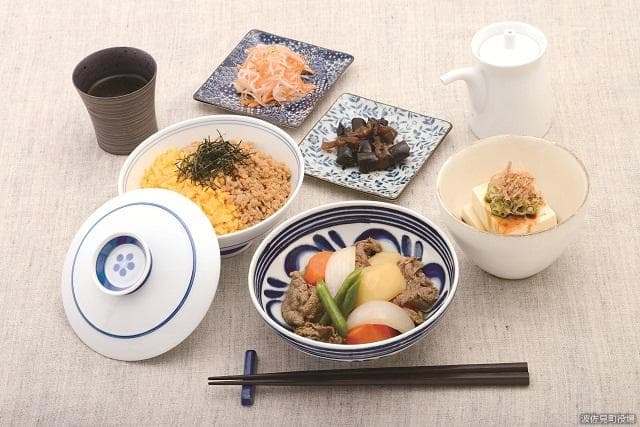 Hasami ware that colors the dining table