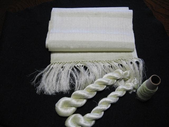 Natural silk thread