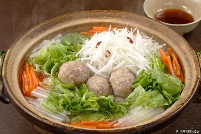 赤飯入り肉団子とレタスが入った祝い鍋