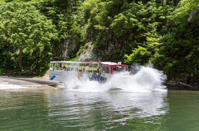 水陸両用バスin長井ダム百秋湖