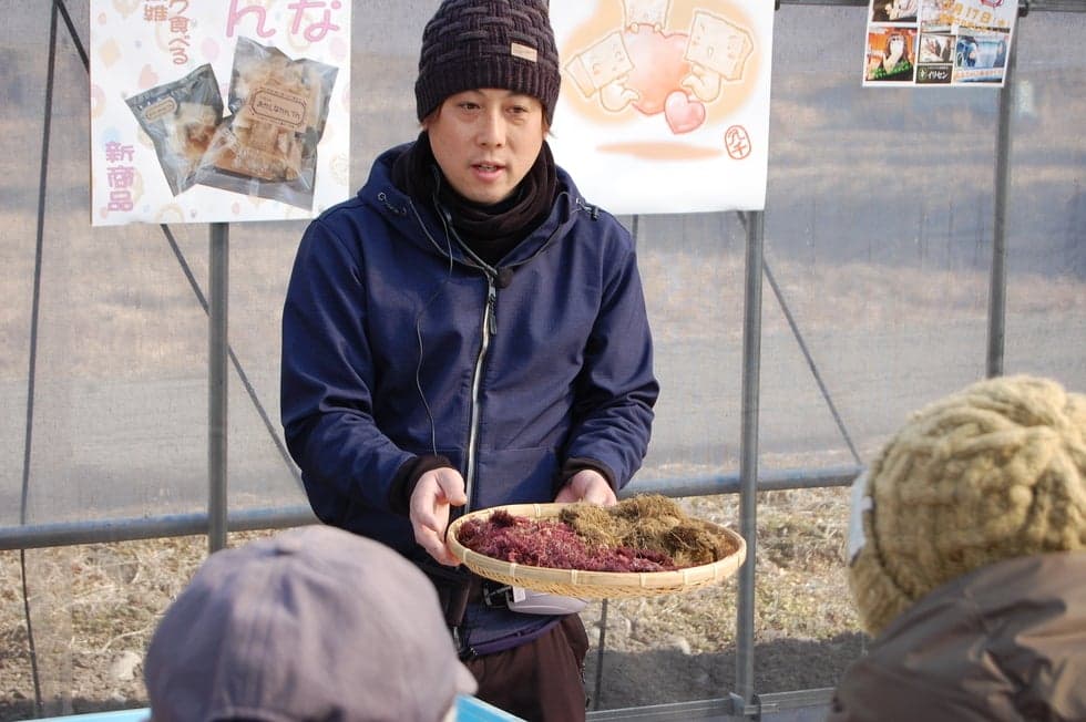 The program begins with a commentary on agar.