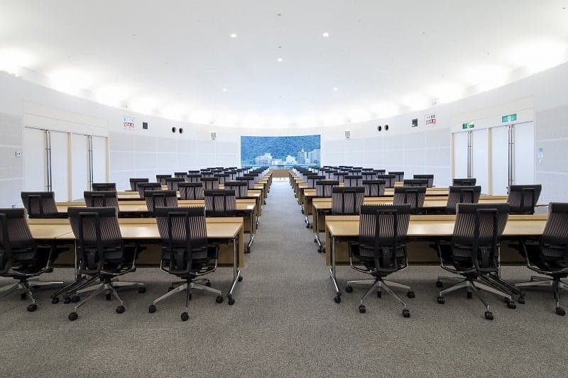 国際会議室(正面扉開放)