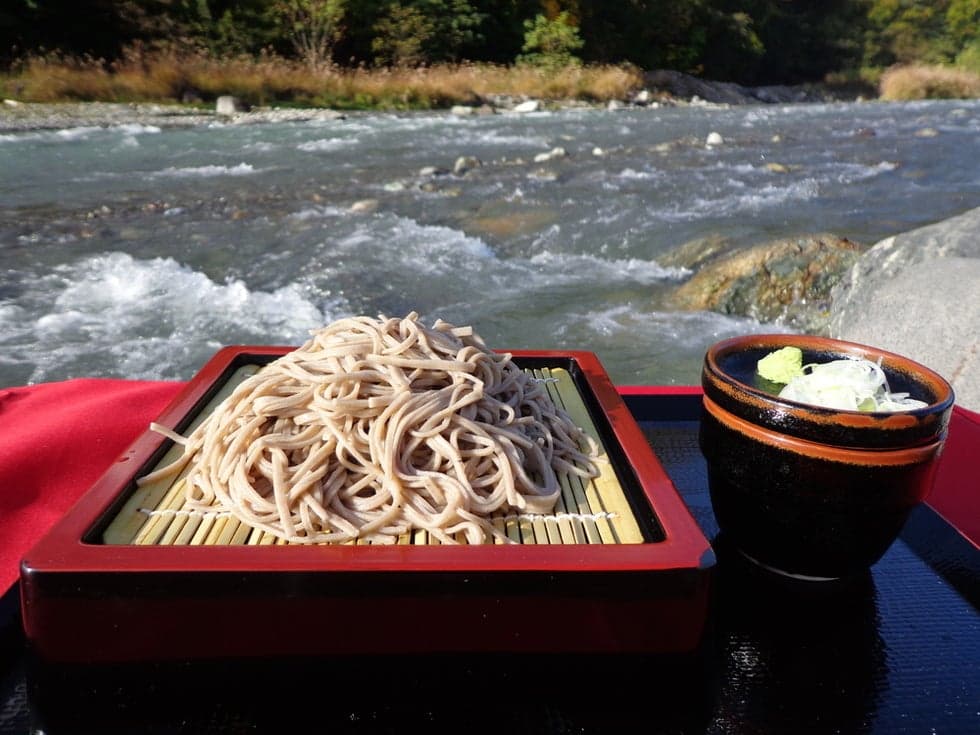 The restaurant mainly offers handmade soba noodles. Using carefully selected stone mill ground flour, you can taste three types: "round-cut", "rough-ground", and "100%".