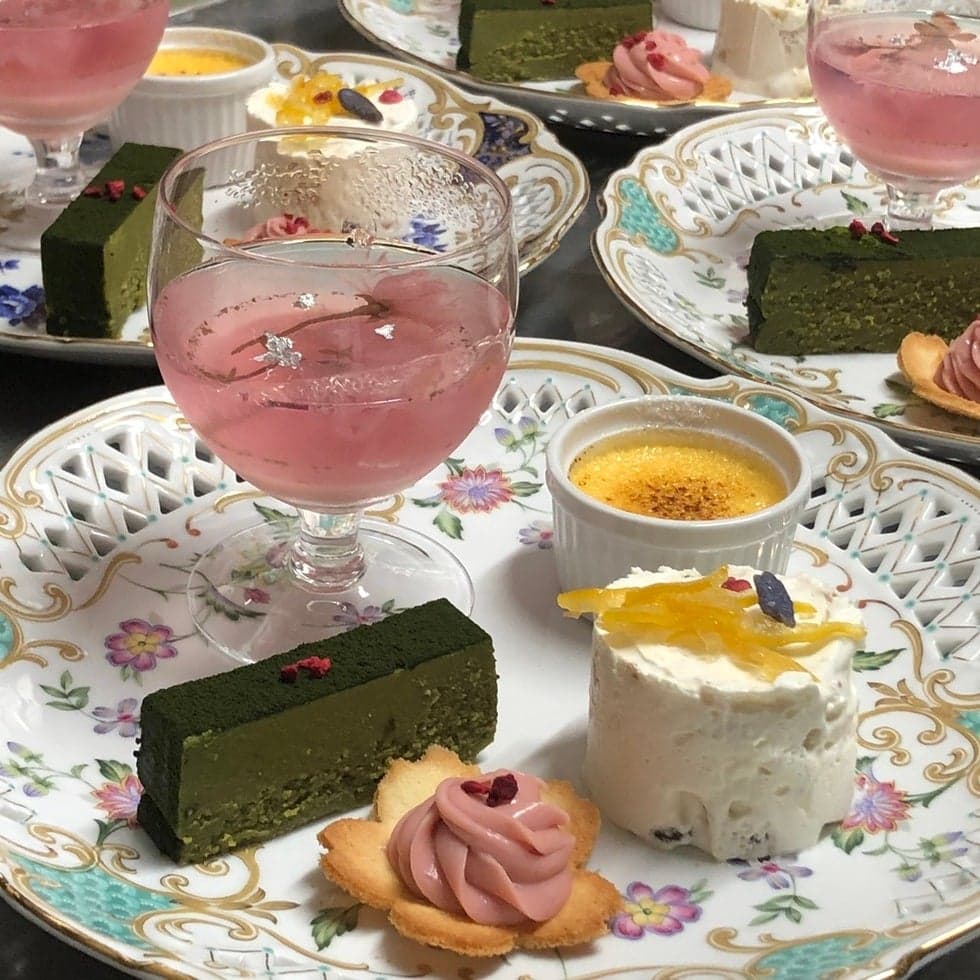 春爛漫のプレート 桜のジュレ 桜のガナッシュ お抹茶のテリーヌ パリ風ヌガーグラッセ クレーム・ド・ブリュレ