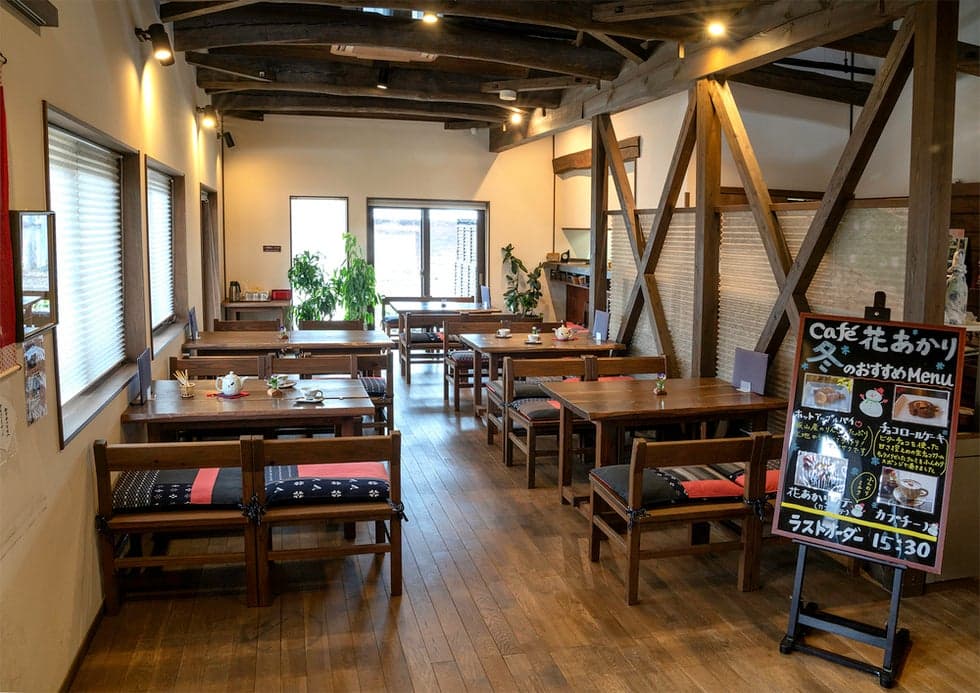 There is "Cafe Hana Akari" where you can enjoy handmade sweets.