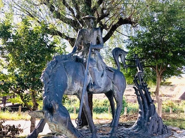 A bronze statue in the back of the Kappa building. A mischief jumped on the horse's tail of a magistrate of the Takato Domain, and he tried to drag the horse into the edge.