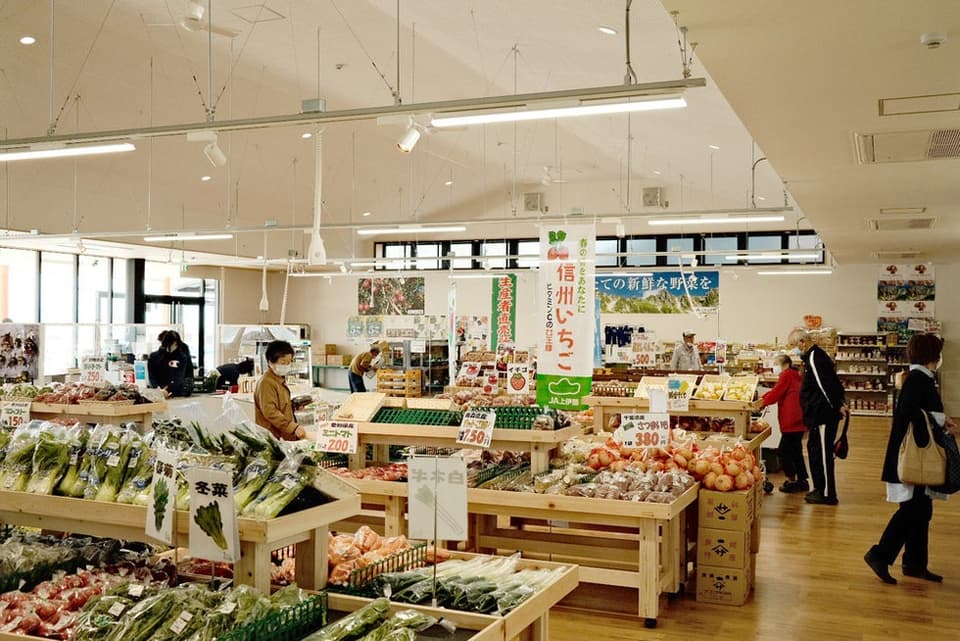 Farm Terrace (Agricultural Products Direct Sales Office) This is a fashionable direct sales place with glass that overlooks the Southern Alps.