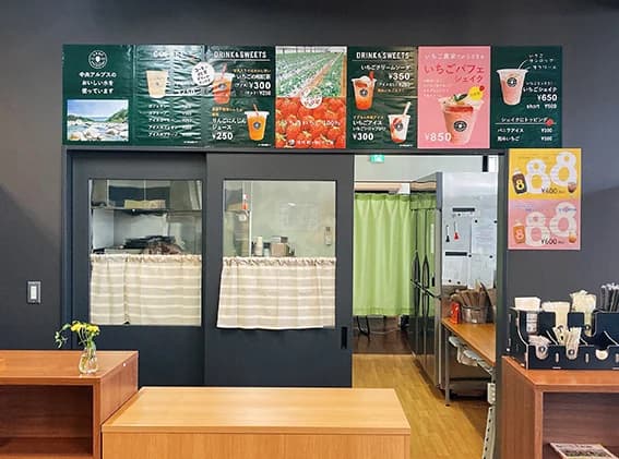 In addition to strawberry sweets, please enjoy the cafe menu according to the season.