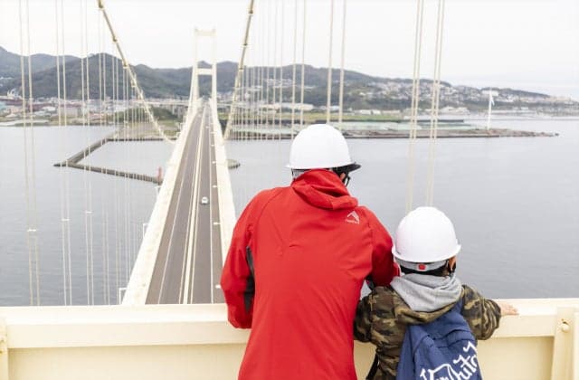 Climbing the main tower of Shiratori Ohashi