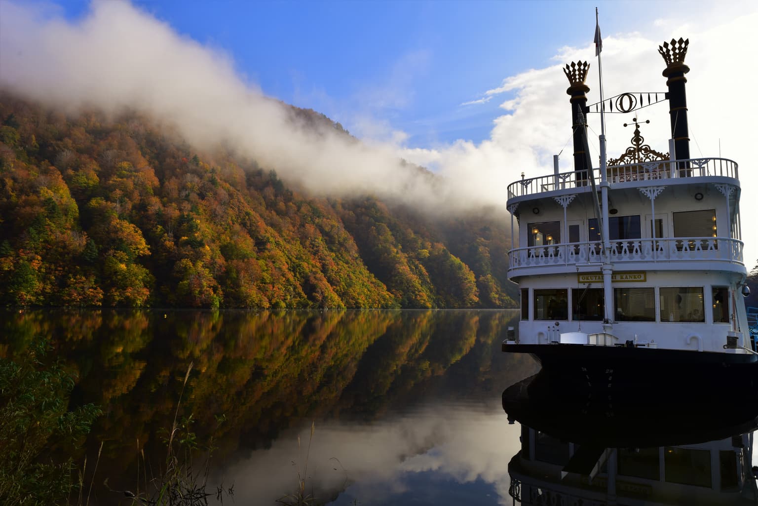 Autumn leaves in Lake Okutadami