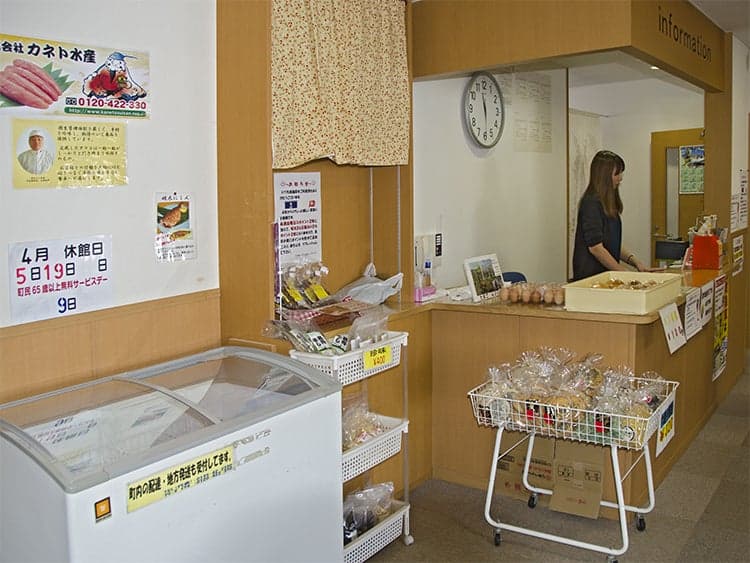 売店の画像(パン・アイス・水産加工品などを販売)