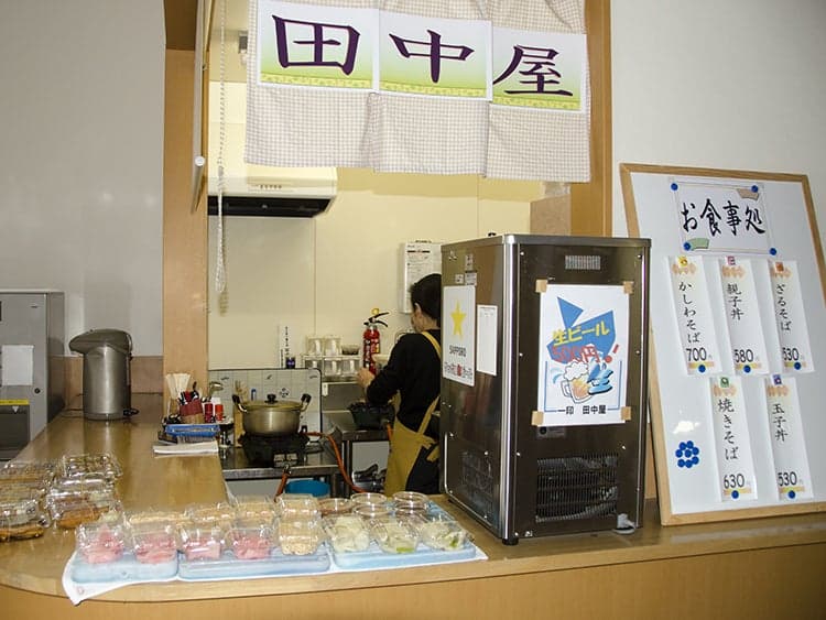 土曜日から水曜日までのランチタイムに丼物や軽食を販売