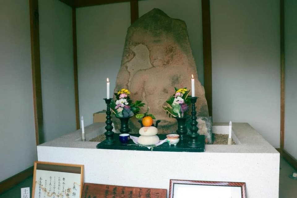 石造伝弥勒菩薩坐像