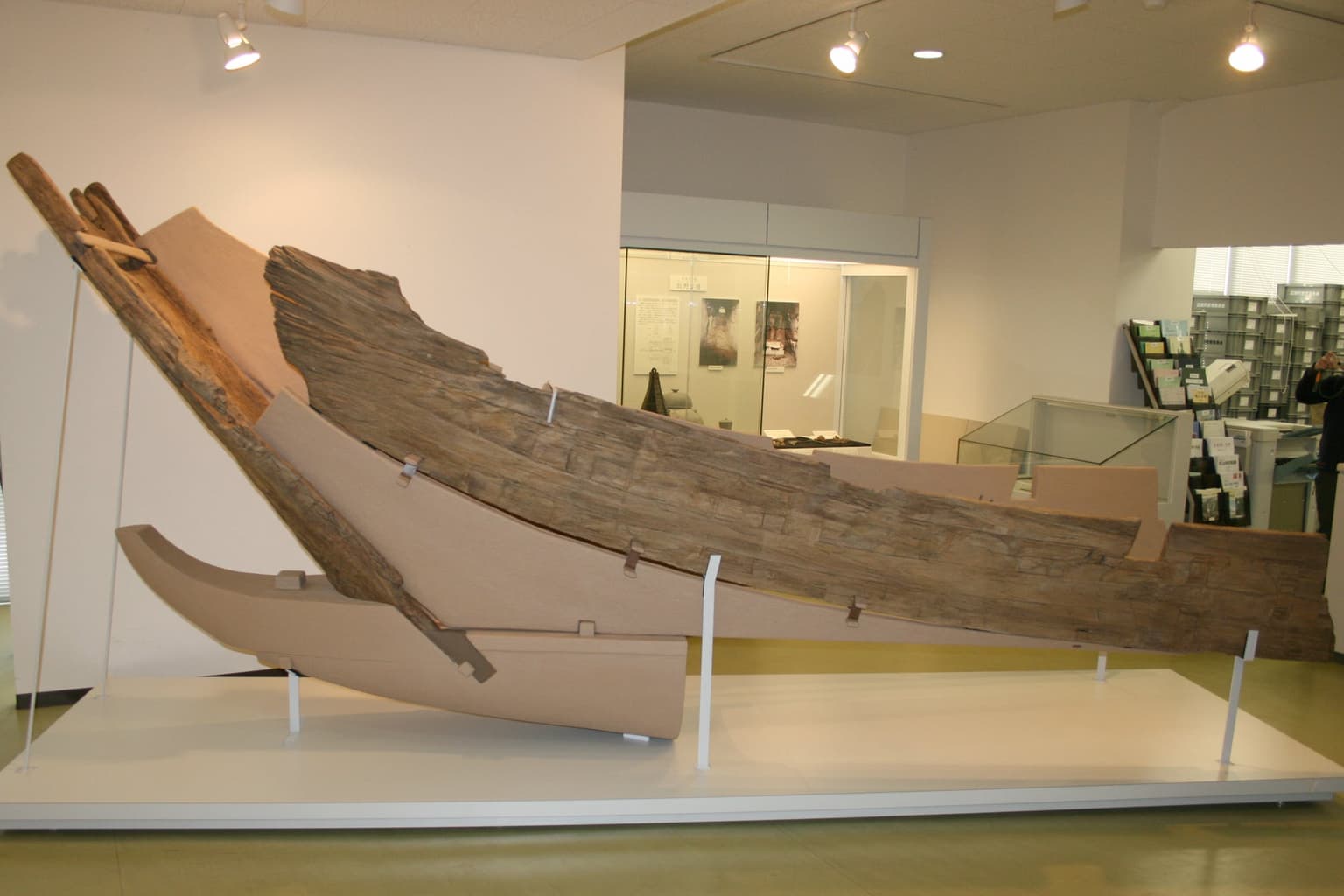 巣山古墳の周濠内から出土した準構造船レプリカ