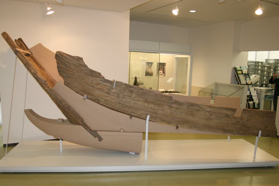 巣山古墳の周濠内から出土した準構造船レプリカ