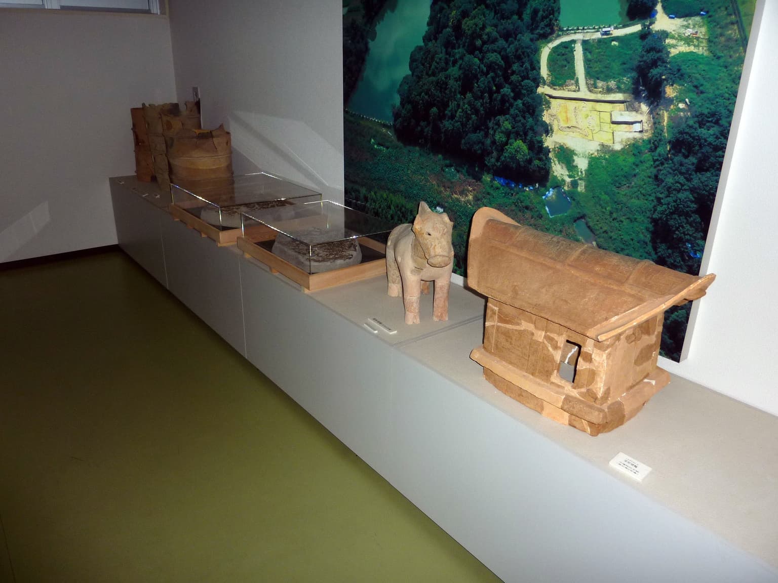 文代山古墳から出土した猪形埴輪、黒石東2号墳から出土した家形埴輪