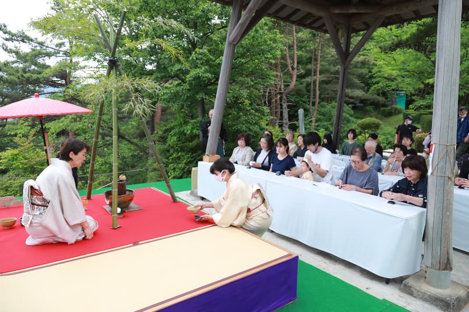 向羽黒山城まつりにおける野点茶会の様子