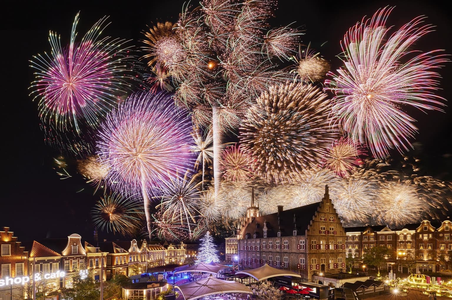 Huis Ten Bosch Kyushu's Largest Fireworks Festival