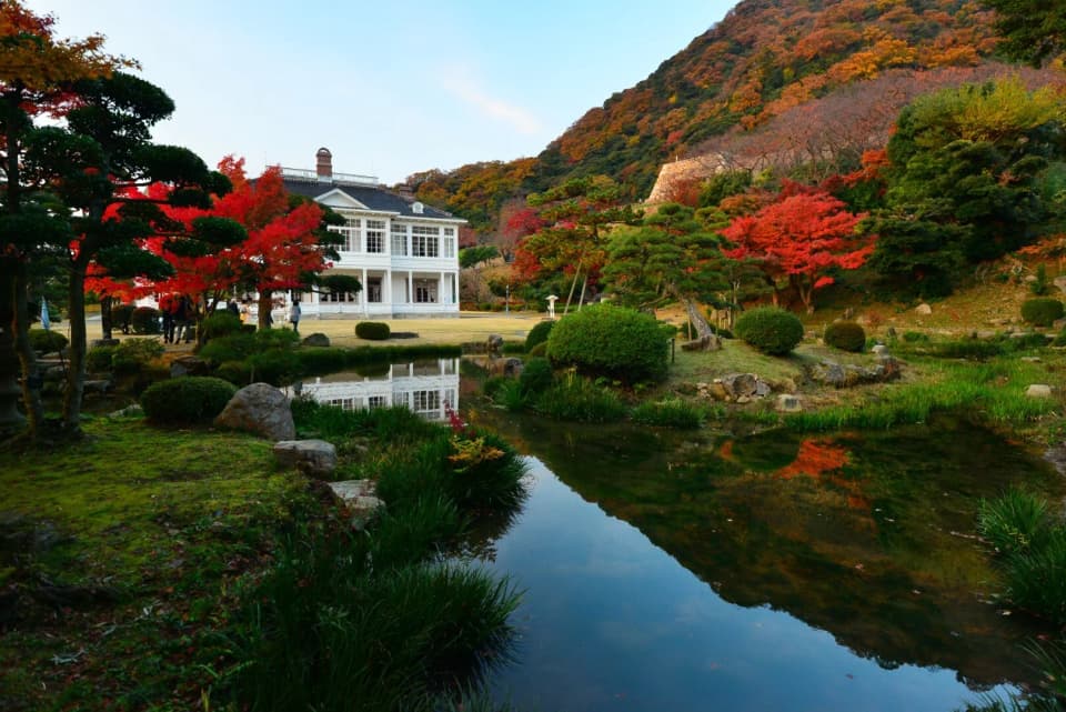 Autumn leaves of Tottori Castle Ruins and Hisamatsu Park